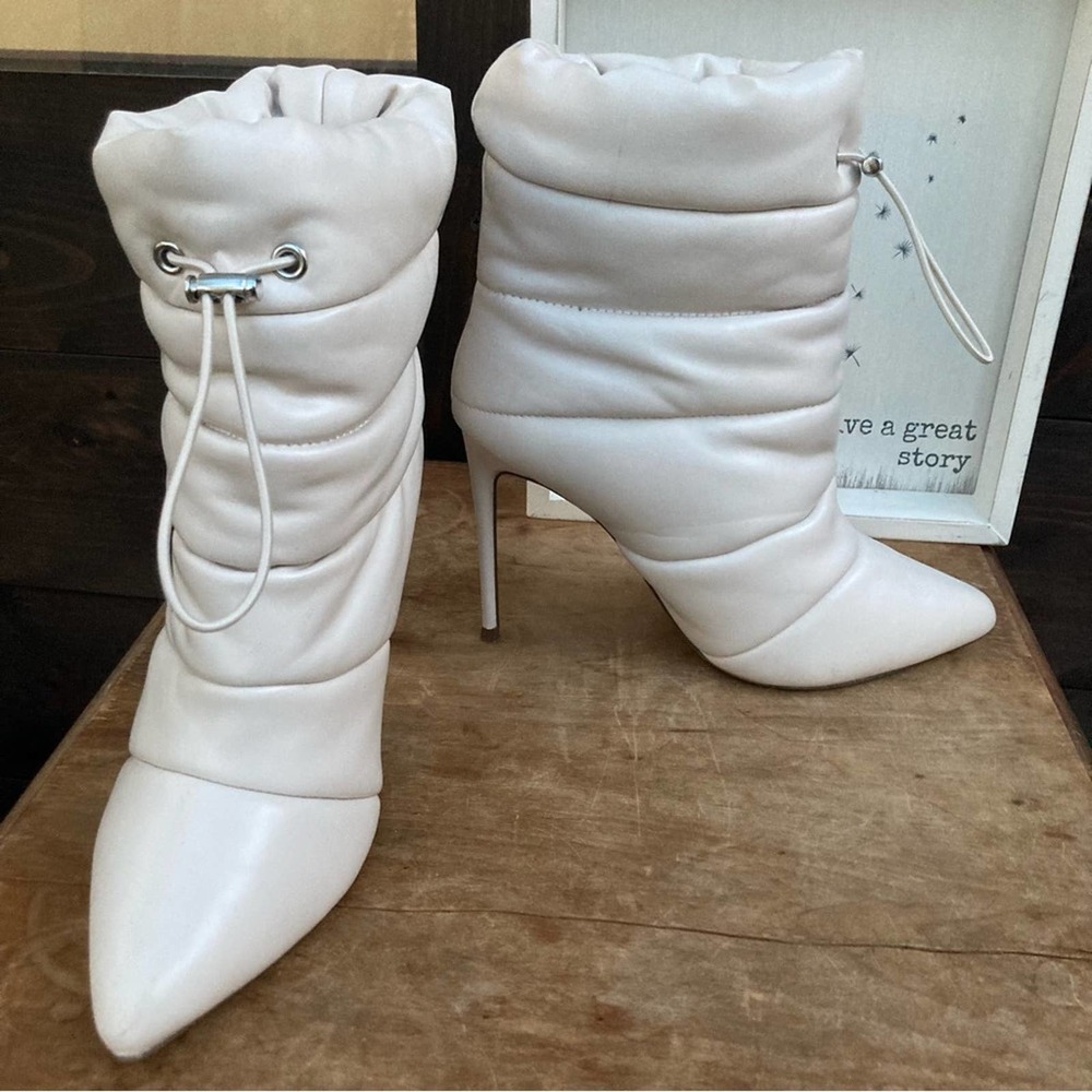 NEW Steve Madden Boots Snow booties heals puffer Cloak size 8 winter white